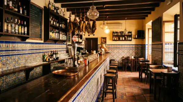 Barra de madera con azulejos y jamones